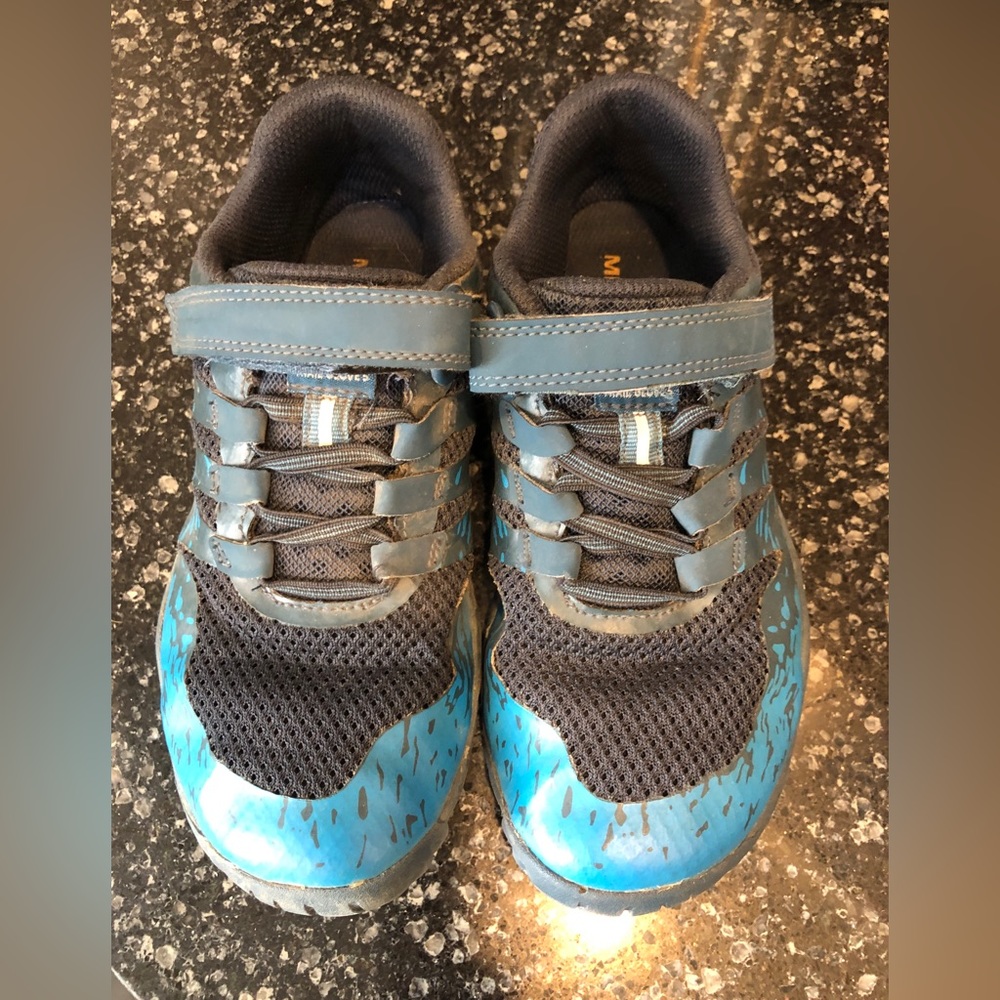 Merrell Trail Gloves size 2 in great shape! School shoe barefoot style🏃🏿‍♀️